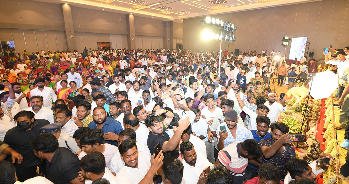 YS_20Jagan_20Attends_20Tanniru_20Nageswara_20Rao_20Daughter_20Marriage_20At_20Jaggaiahpet_4.jpg 4