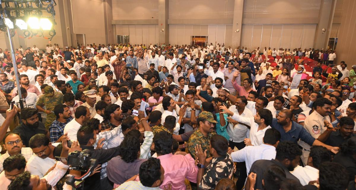 YS_20Jagan_20Attends_20Tanniru_20Nageswara_20Rao_20Daughter_20Marriage_20At_20Jaggaiahpet_6.jpg 6