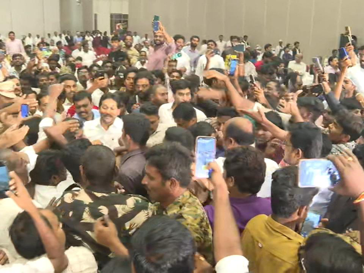 YS_20Jagan_20Attends_20Tanniru_20Nageswara_20Rao_20Daughter_20Marriage_20At_20Jaggaiahpet_9.jpg 9