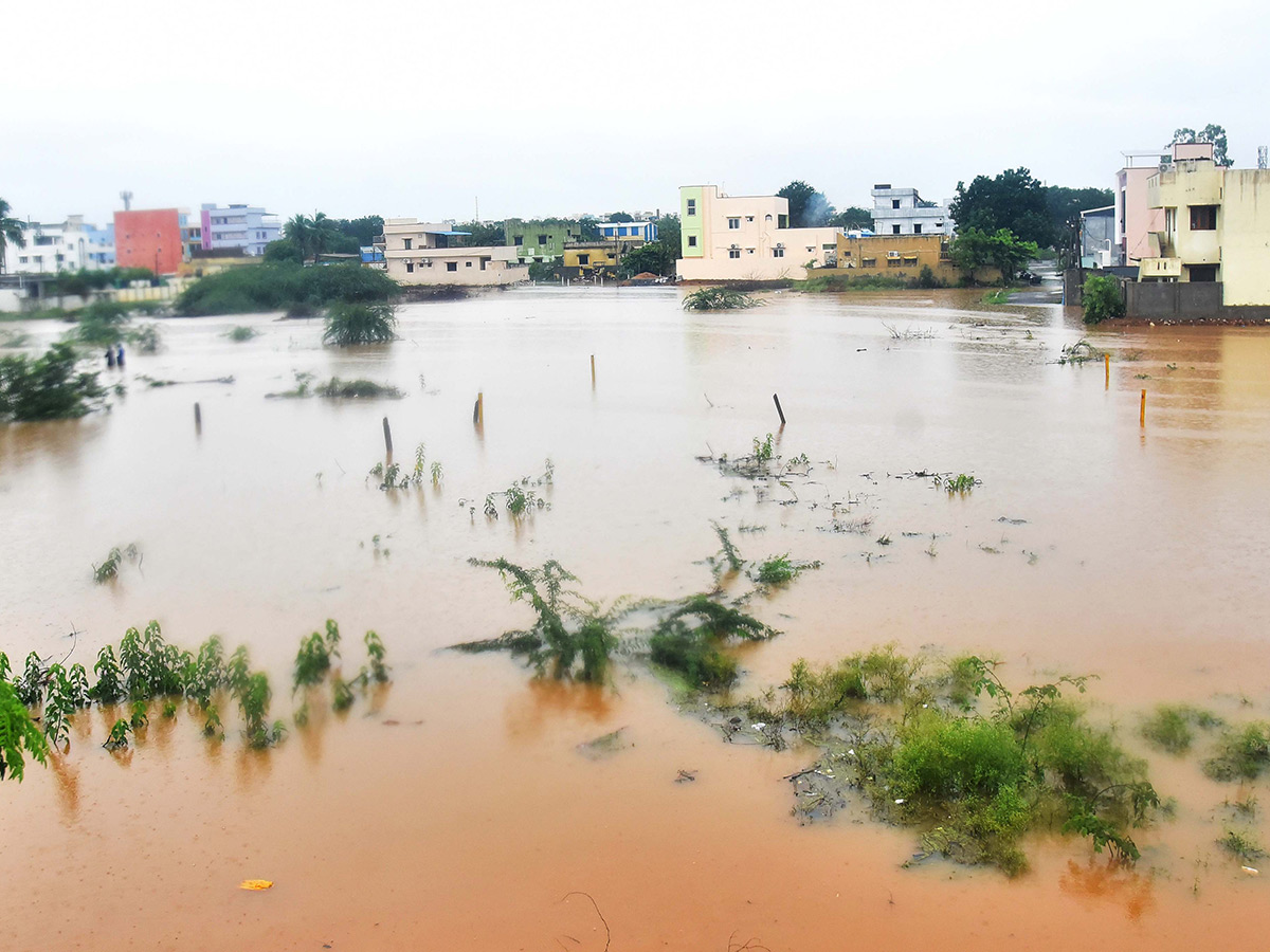 heavy_20rains_20in_20andhra_20pradesh_20today_20photos__20_2822_29.jpg 22