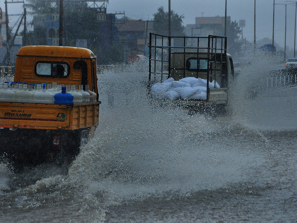 heavy_20rains_20in_20andhra_20pradesh_20today_20photos__20_2824_29.jpg 24