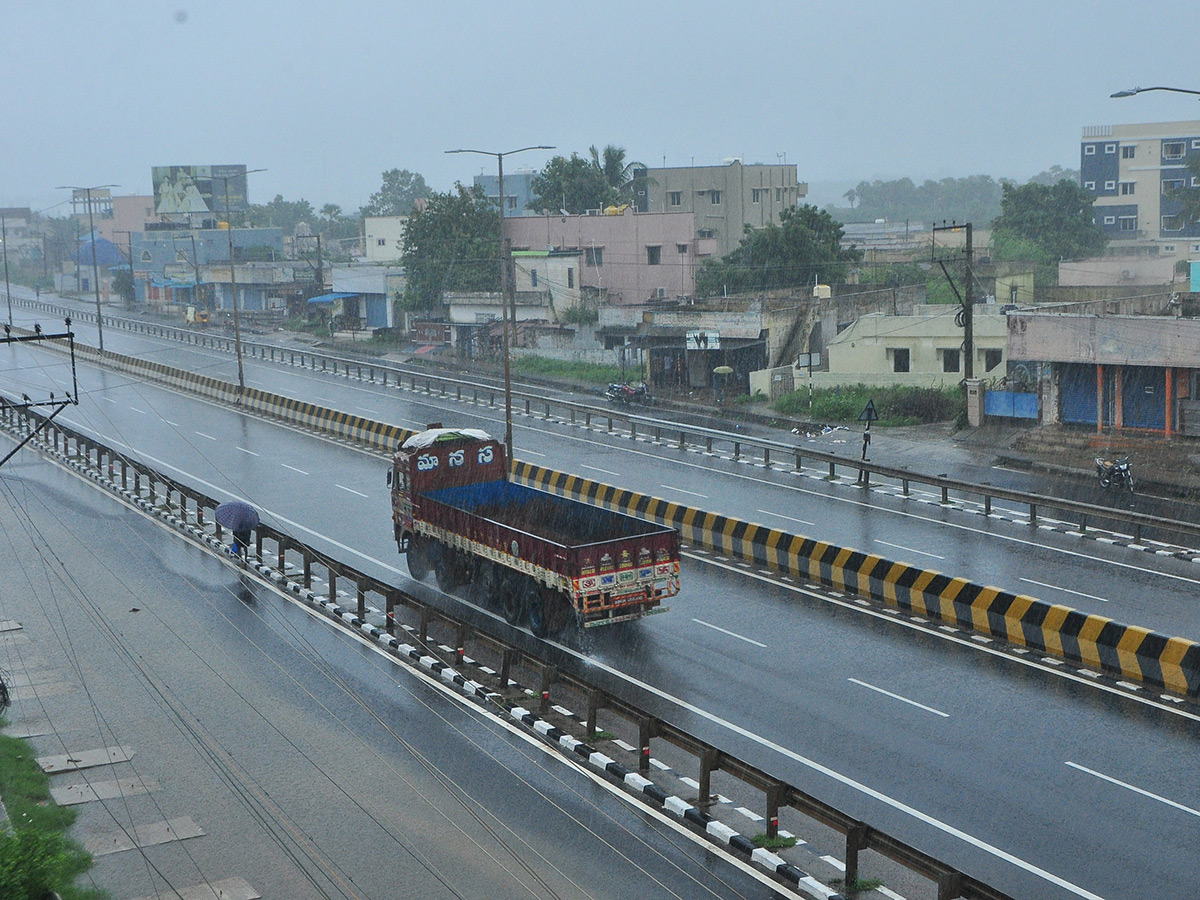 heavy_20rains_20in_20andhra_20pradesh_20today_20photos__20_2833_29.jpg 33