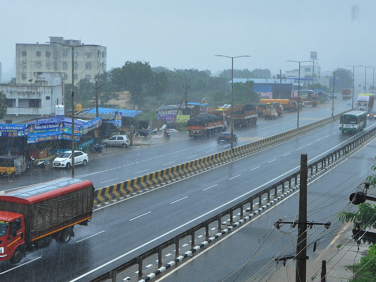 heavy_20rains_20in_20andhra_20pradesh_20today_20photos__20_2834_29.jpg 34