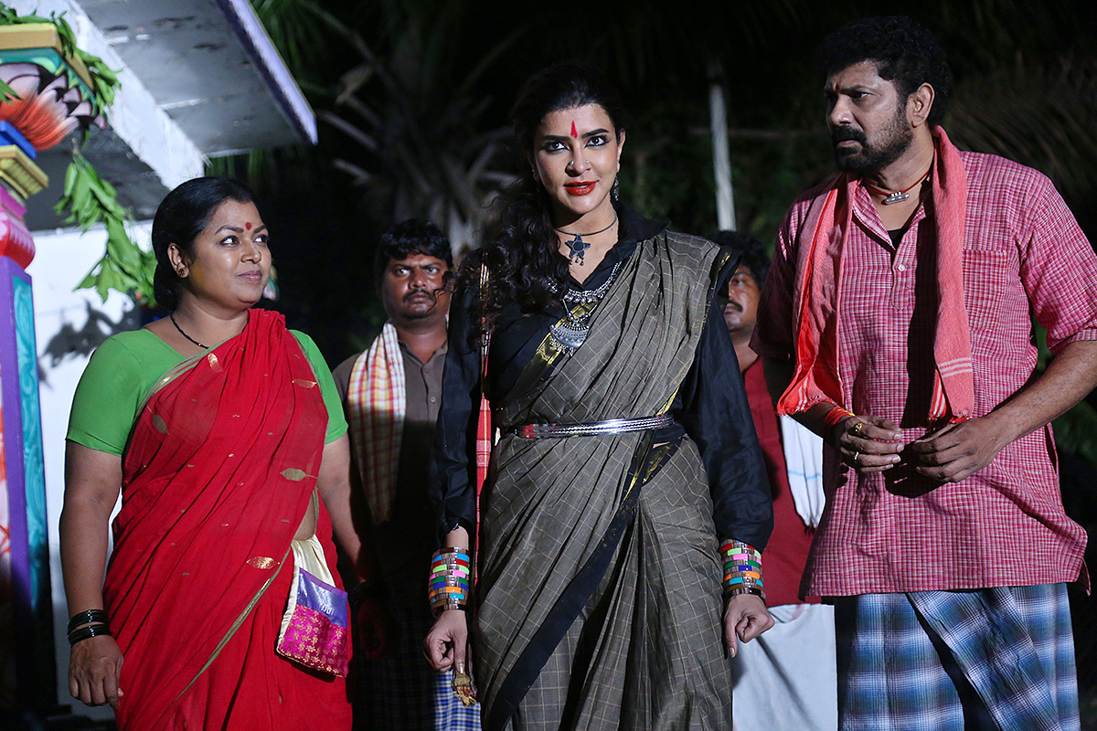 Manchu_20Lakshmi_20Aadiparavam_20Movie_20Stills_3.jpg 4