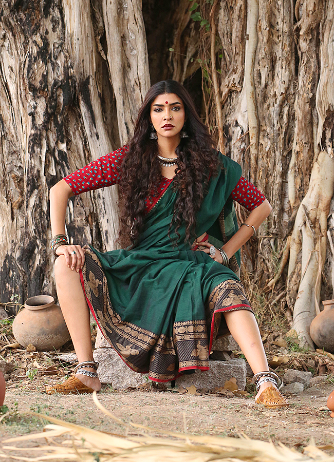 Manchu_20Lakshmi_20Aadiparavam_20Movie_20Stills_4.jpg 5