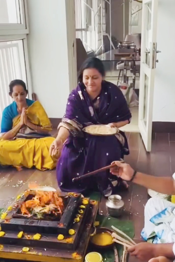 Renu_20Desai_20performes_20Ganapathi_20chandi_20homam_20With_20Son_20Akira_20Photos_20Goes_20Viral_20in_20Social_20Media_20_283_29.jpg 4