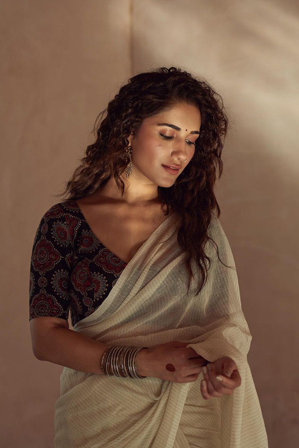 Ruhani-Sharma-17.jpg 18