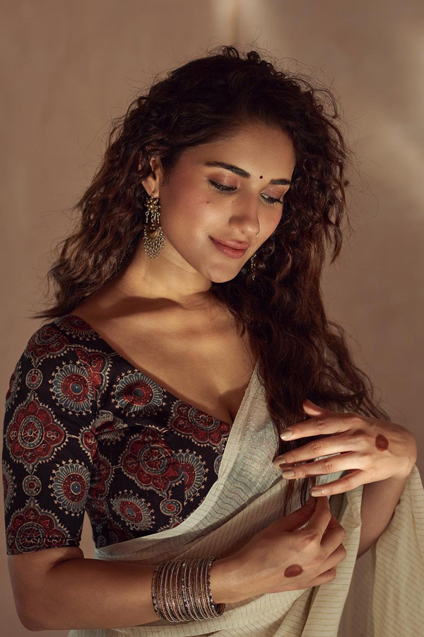 Ruhani-Sharma-18.jpg 19
