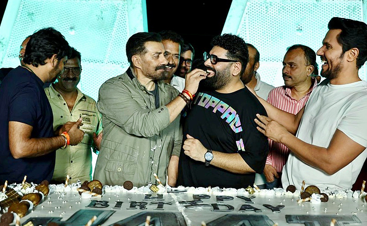 Sunny_20Deol_E2_80_99s_2067th_20birthday_20on_20sets_20of_20Jaat_20Photos_20_282_29.jpg 2