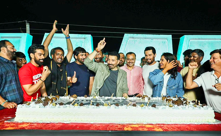 Sunny_20Deol_E2_80_99s_2067th_20birthday_20on_20sets_20of_20Jaat_20Photos_20_283_29.jpg 3