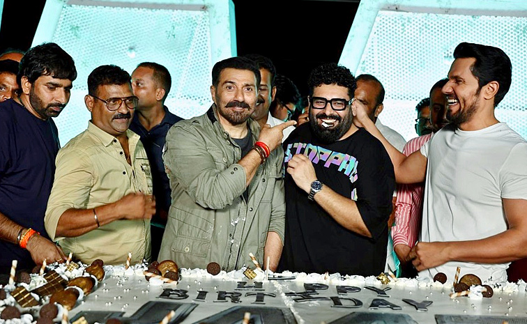 Sunny_20Deol_E2_80_99s_2067th_20birthday_20on_20sets_20of_20Jaat_20Photos_20_284_29.jpg 4