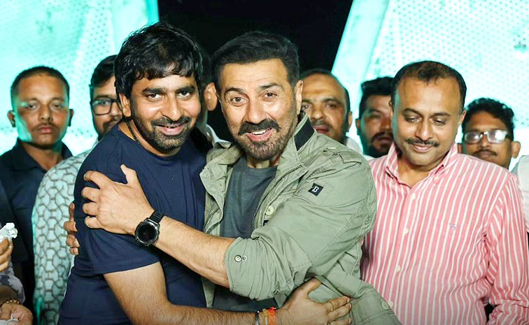 Sunny_20Deol_E2_80_99s_2067th_20birthday_20on_20sets_20of_20Jaat_20Photos_20_286_29.jpg 6