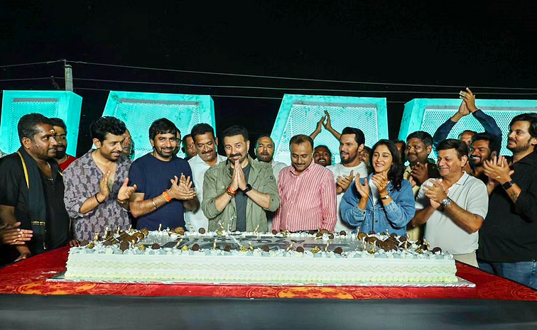 Sunny_20Deol_E2_80_99s_2067th_20birthday_20on_20sets_20of_20Jaat_20Photos_20_288_29.jpg 8