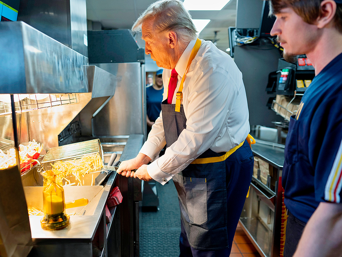 Donald_20Trump_20uses_20a_20frier_20as_20an_20employee_20looks_20on_20during_20a_20visit_20to_20McDonald_1.jpg 1