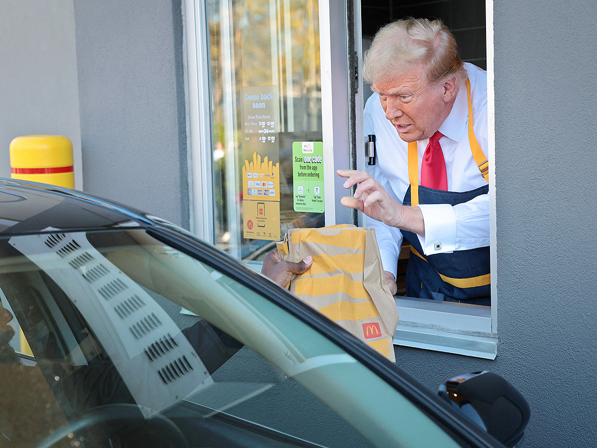 Donald_20Trump_20uses_20a_20frier_20as_20an_20employee_20looks_20on_20during_20a_20visit_20to_20McDonald_10.jpg 10