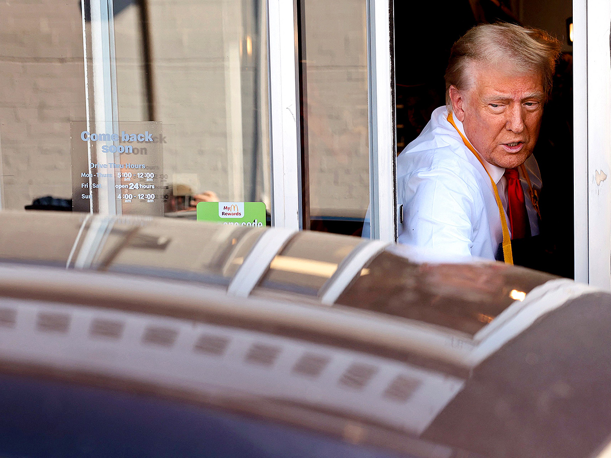 Donald_20Trump_20uses_20a_20frier_20as_20an_20employee_20looks_20on_20during_20a_20visit_20to_20McDonald_14.jpg 14