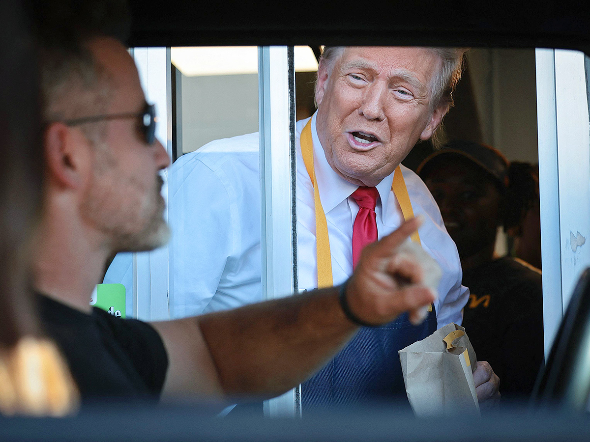 Donald_20Trump_20uses_20a_20frier_20as_20an_20employee_20looks_20on_20during_20a_20visit_20to_20McDonald_16.jpg 16