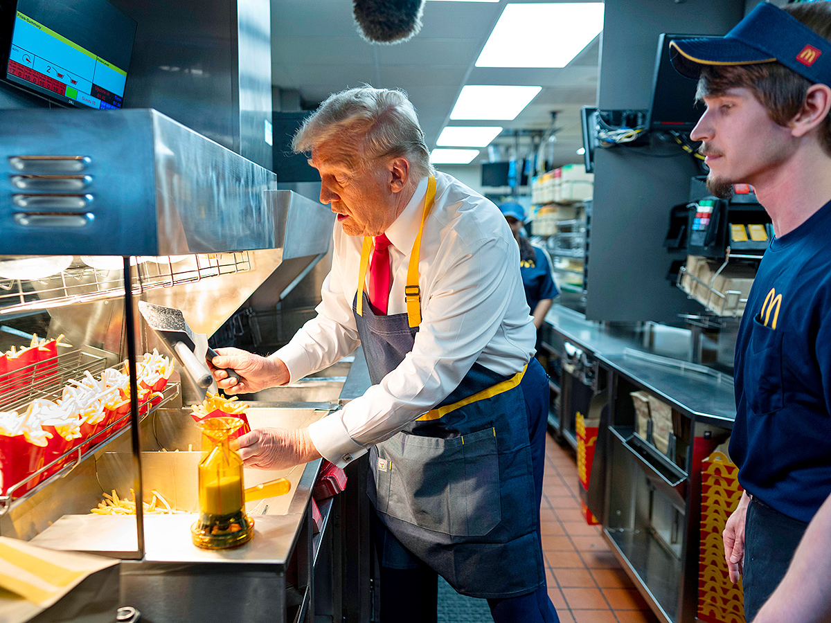 Donald_20Trump_20uses_20a_20frier_20as_20an_20employee_20looks_20on_20during_20a_20visit_20to_20McDonald_2.jpg 2