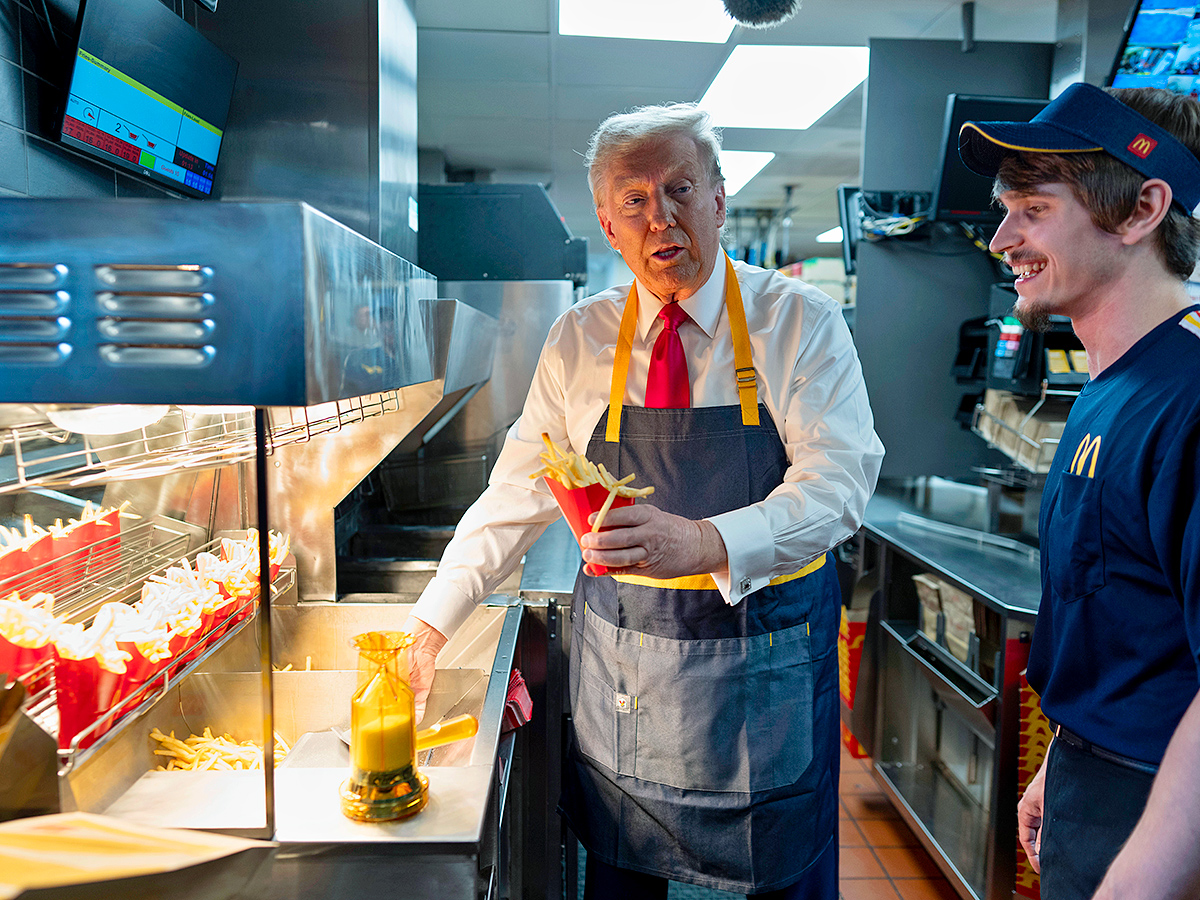 Donald_20Trump_20uses_20a_20frier_20as_20an_20employee_20looks_20on_20during_20a_20visit_20to_20McDonald_3.jpg 3