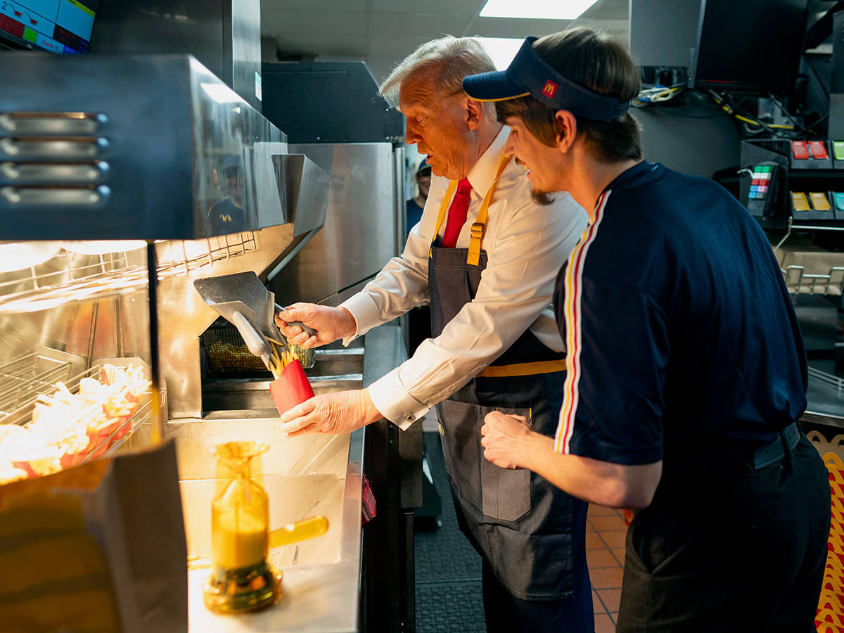 Donald_20Trump_20uses_20a_20frier_20as_20an_20employee_20looks_20on_20during_20a_20visit_20to_20McDonald_6.jpg 6