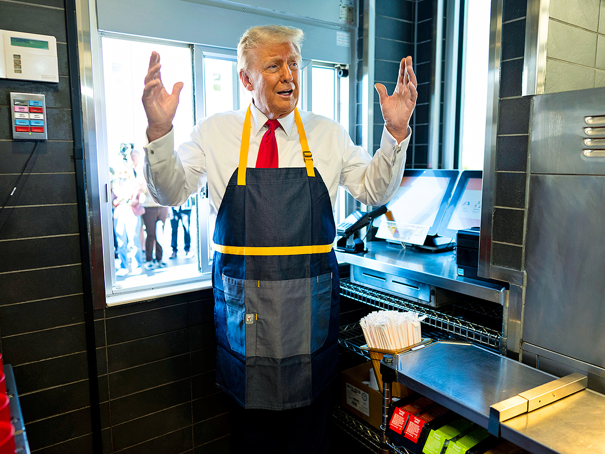 Donald_20Trump_20uses_20a_20frier_20as_20an_20employee_20looks_20on_20during_20a_20visit_20to_20McDonald_7.jpg 7
