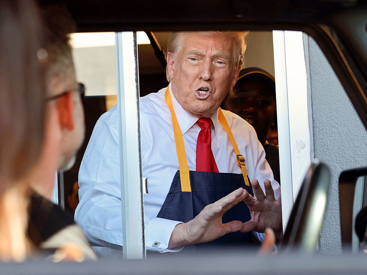Donald_20Trump_20uses_20a_20frier_20as_20an_20employee_20looks_20on_20during_20a_20visit_20to_20McDonald_8.jpg 8