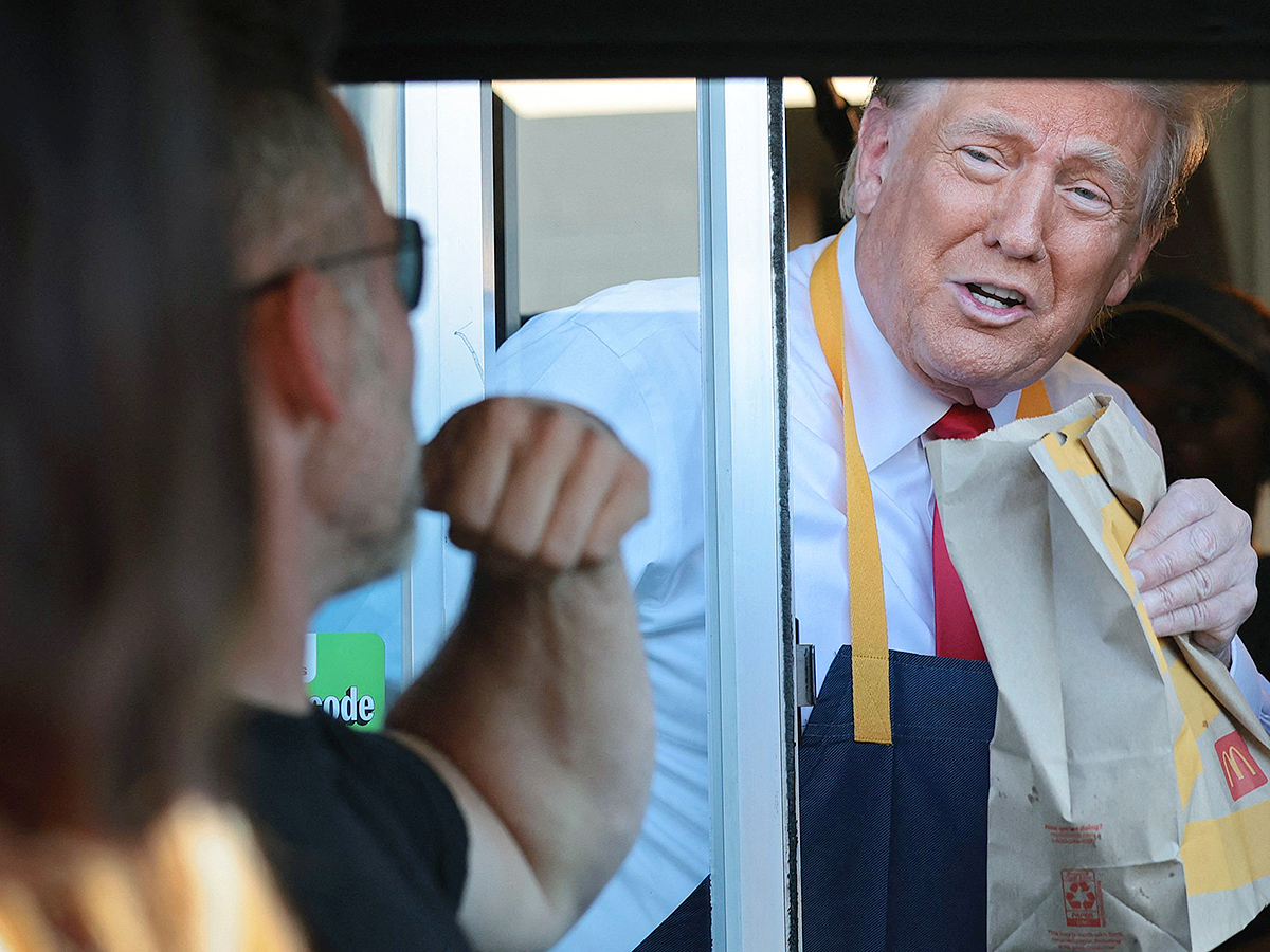 Donald_20Trump_20uses_20a_20frier_20as_20an_20employee_20looks_20on_20during_20a_20visit_20to_20McDonald_9.jpg 9