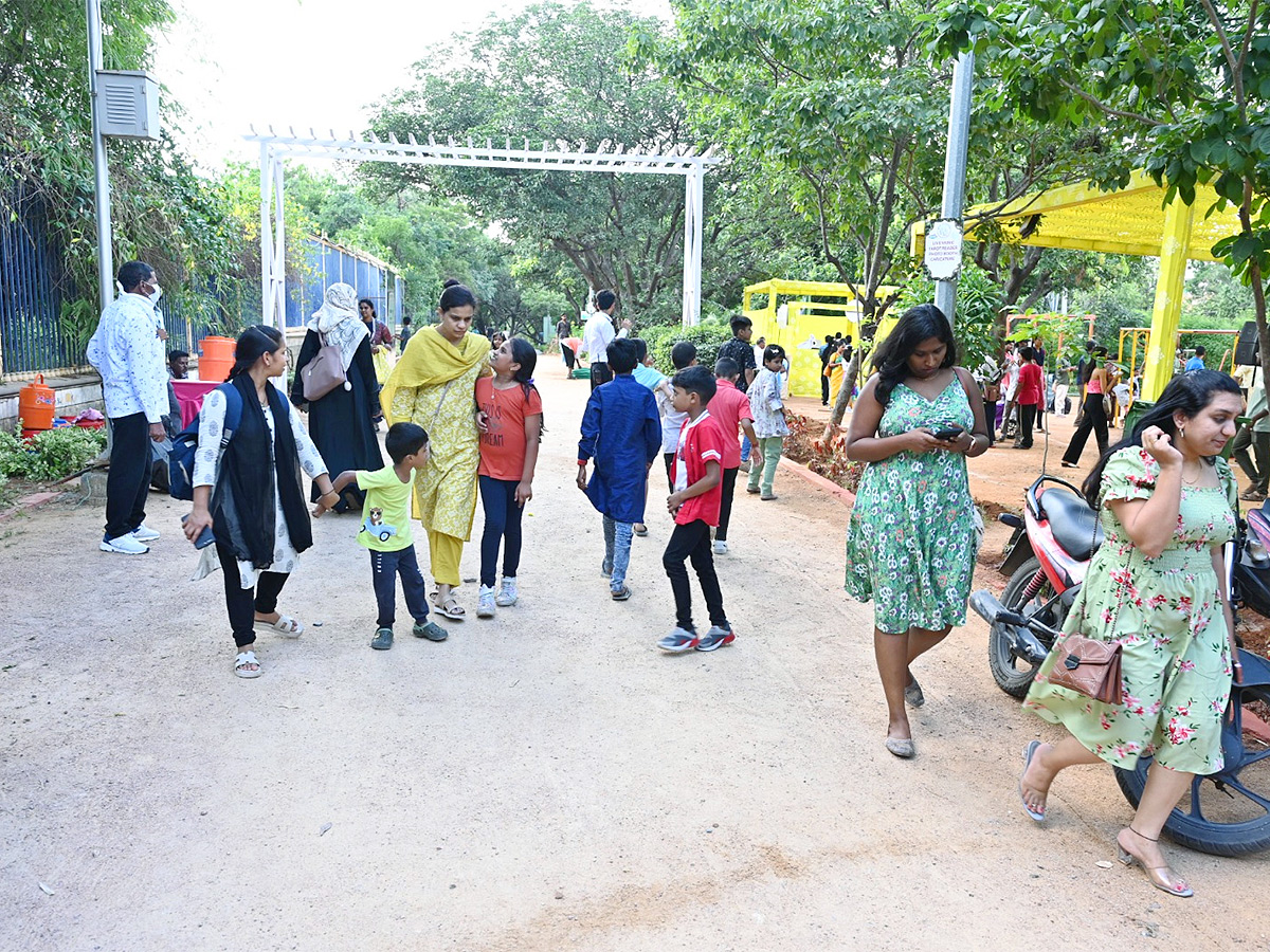 Free_20Entry_20For_20Praja_20Sambaralu_20in_20KBR_20Park__20_2840_29.jpg 40