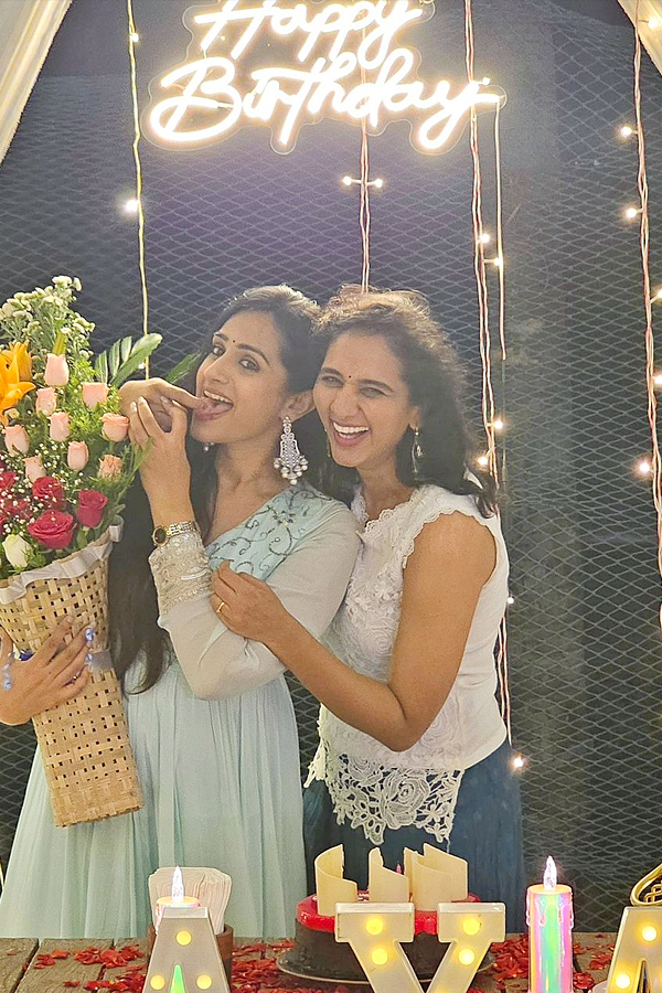 Actress_20Laya_20Birthday_20Celebrations_20in_20Beach_20Pics_20Goes_20Viral_20in_20Social_20media_20_2810_29.jpg 11