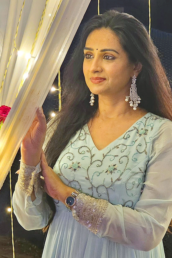 Actress_20Laya_20Birthday_20Celebrations_20in_20Beach_20Pics_20Goes_20Viral_20in_20Social_20media_20_285_29.jpg 6