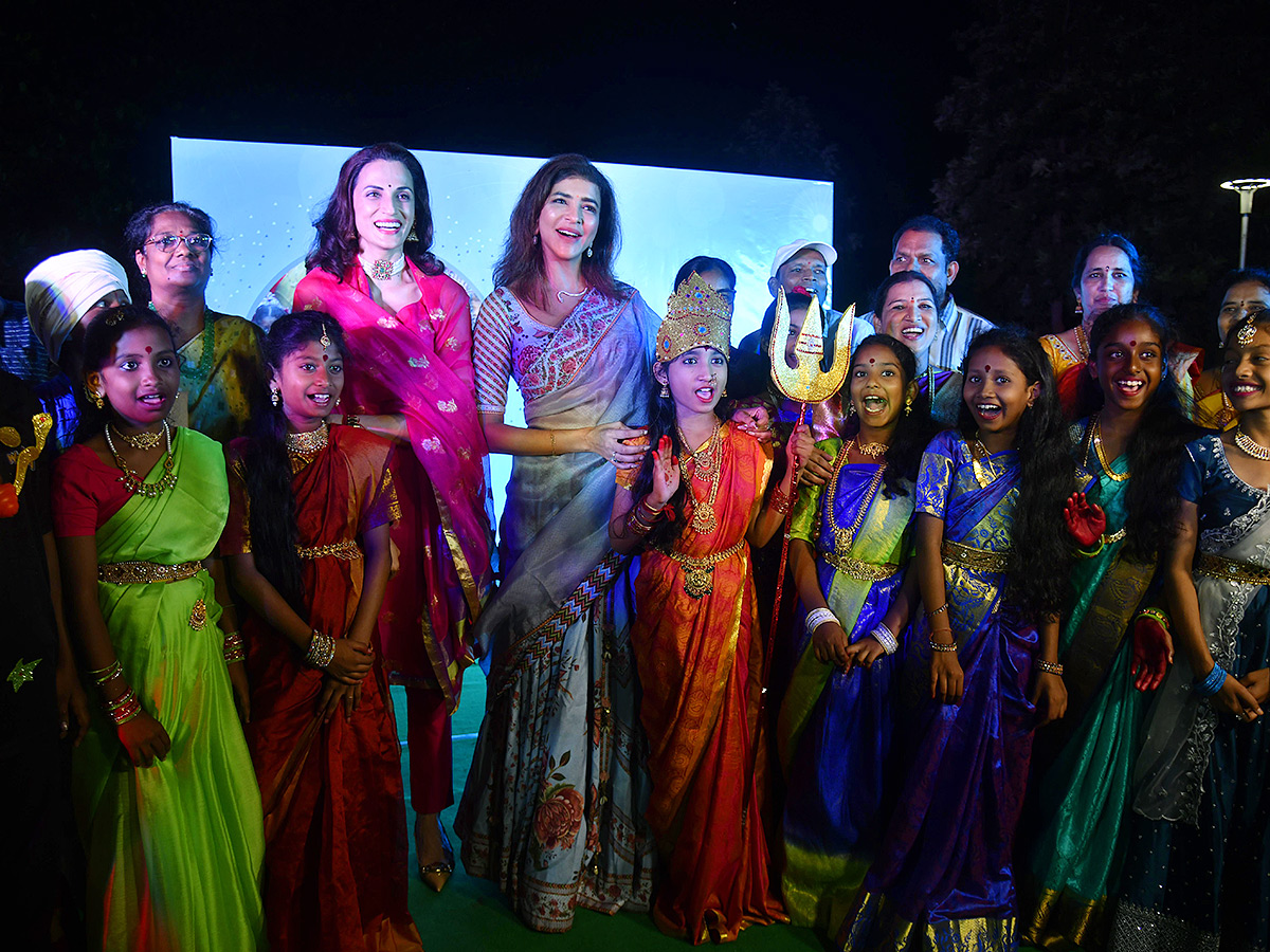 Manchu_20Lakshmi_20Celebrates_20Pre_20Diwali_20At_20Her_20Home_20With_20Children__20_281_29.jpg 1
