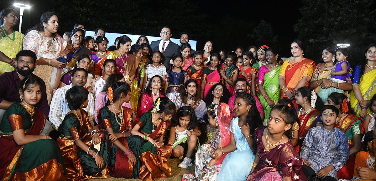 Manchu_20Lakshmi_20Celebrates_20Pre_20Diwali_20At_20Her_20Home_20With_20Children__20_286_29.jpg 6