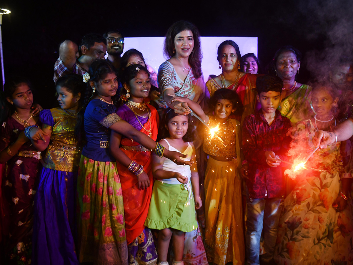 Manchu_20Lakshmi_20Celebrates_20Pre_20Diwali_20At_20Her_20Home_20With_20Children__20_287_29.jpg 7
