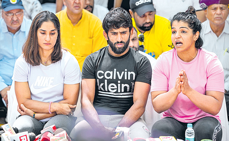 VINESH-BAJRANG-SAKSHI-PROTE.jpg
