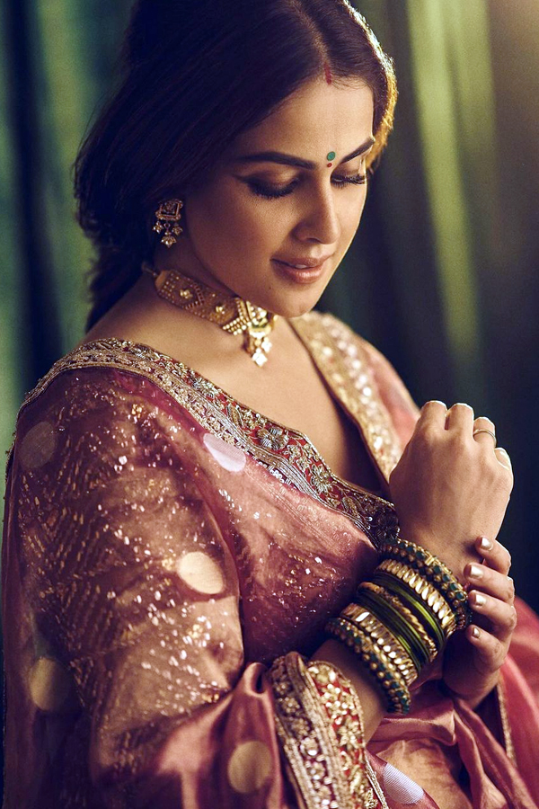 Genelia_20diwali_20looks1.jpg 2