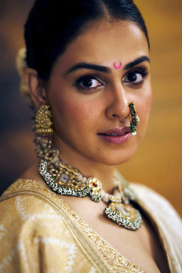 Genelia_20diwali_20looks13.jpg 14