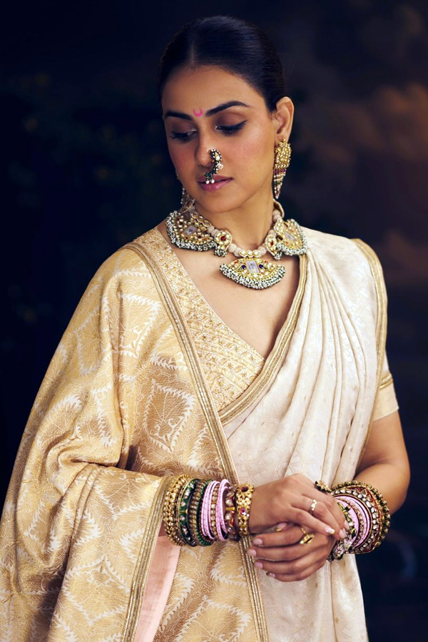 Genelia_20diwali_20looks14.jpg 15
