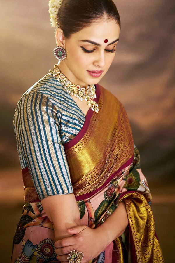 Genelia_20diwali_20looks4.jpg 5