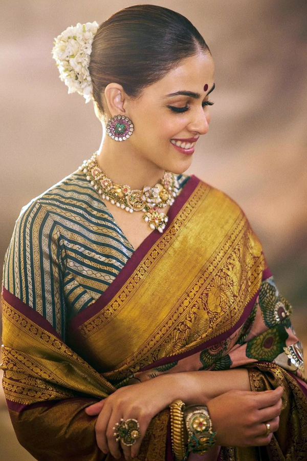 Genelia_20diwali_20looks5.jpg 6