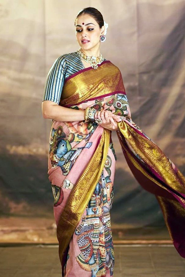 Genelia_20diwali_20looks6.jpg 7