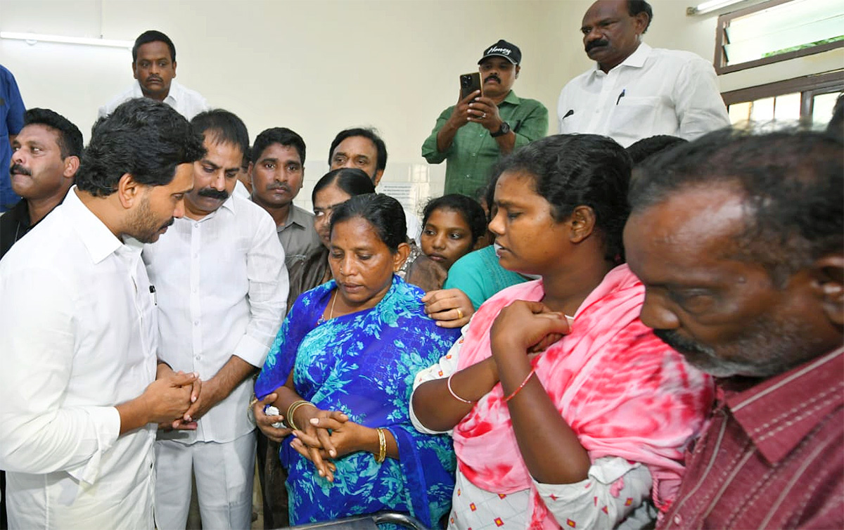 YS_20Jagan_20Visit_20Guntur_20To_20Console_20Badvel_20Victim_20Family_20Photos_1.jpg 1