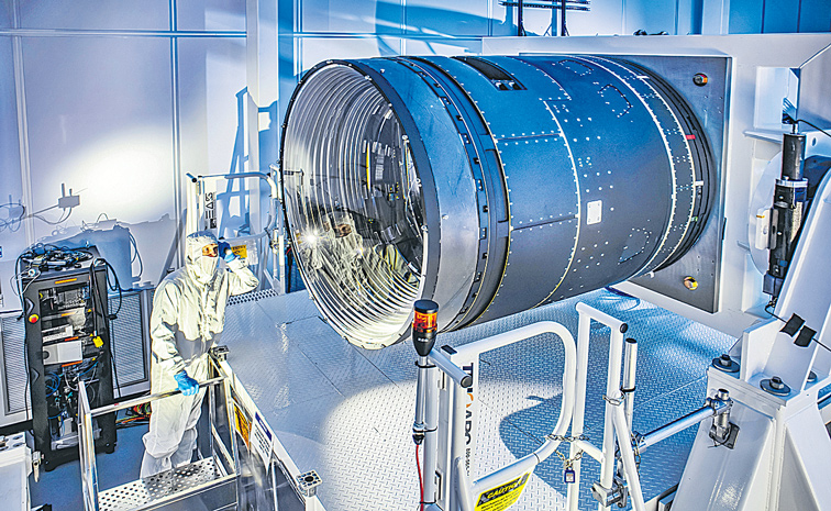 LARGEST-DIGITAL-CAMERA.jpg
