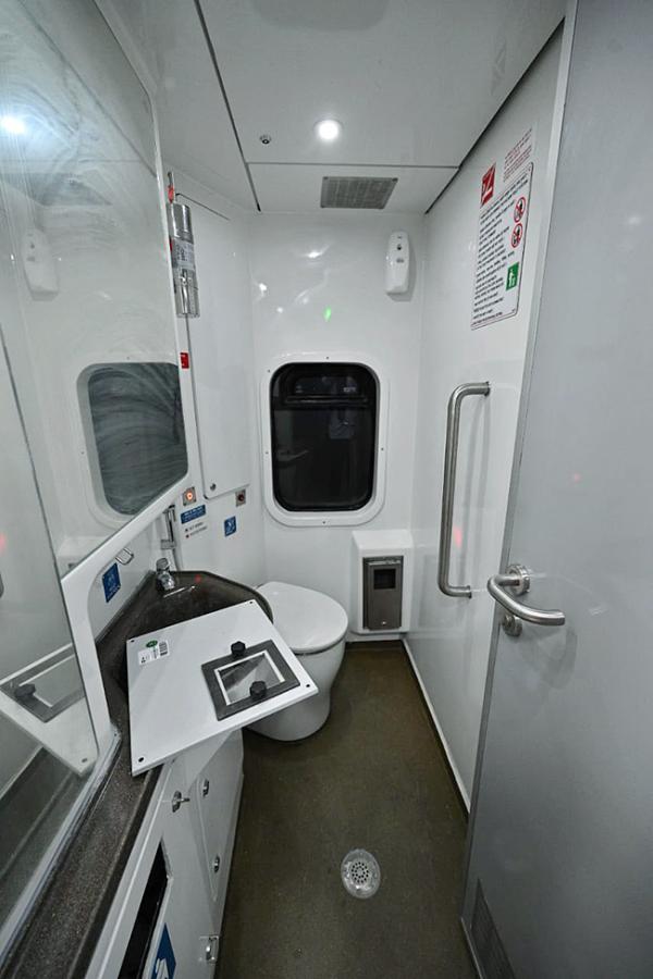 vande_20bharat_20express_20train_20sleeper_20coach_20hd_20photos__20_2810_29.jpg 10