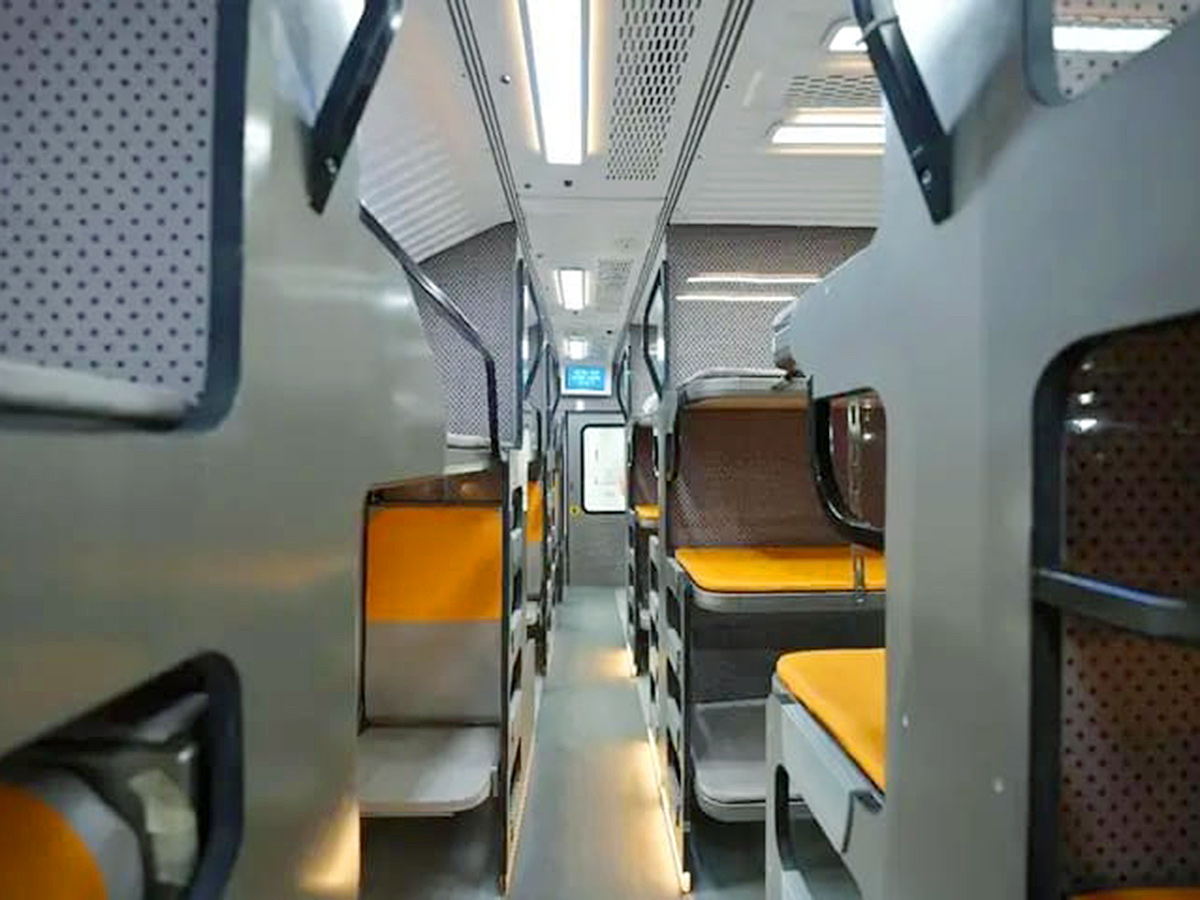 vande_20bharat_20express_20train_20sleeper_20coach_20hd_20photos__20_2812_29.jpg 12