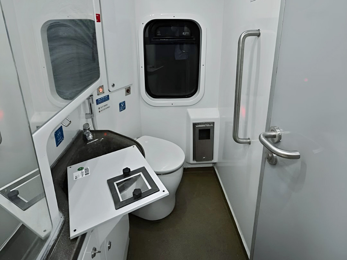 vande_20bharat_20express_20train_20sleeper_20coach_20hd_20photos__20_2814_29.jpg 14