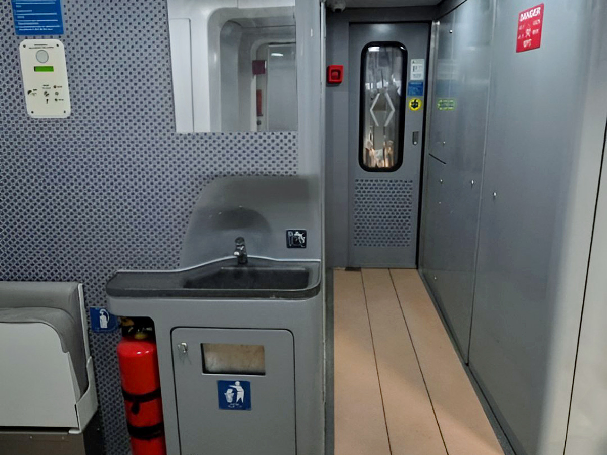 vande_20bharat_20express_20train_20sleeper_20coach_20hd_20photos__20_2815_29.jpg 15