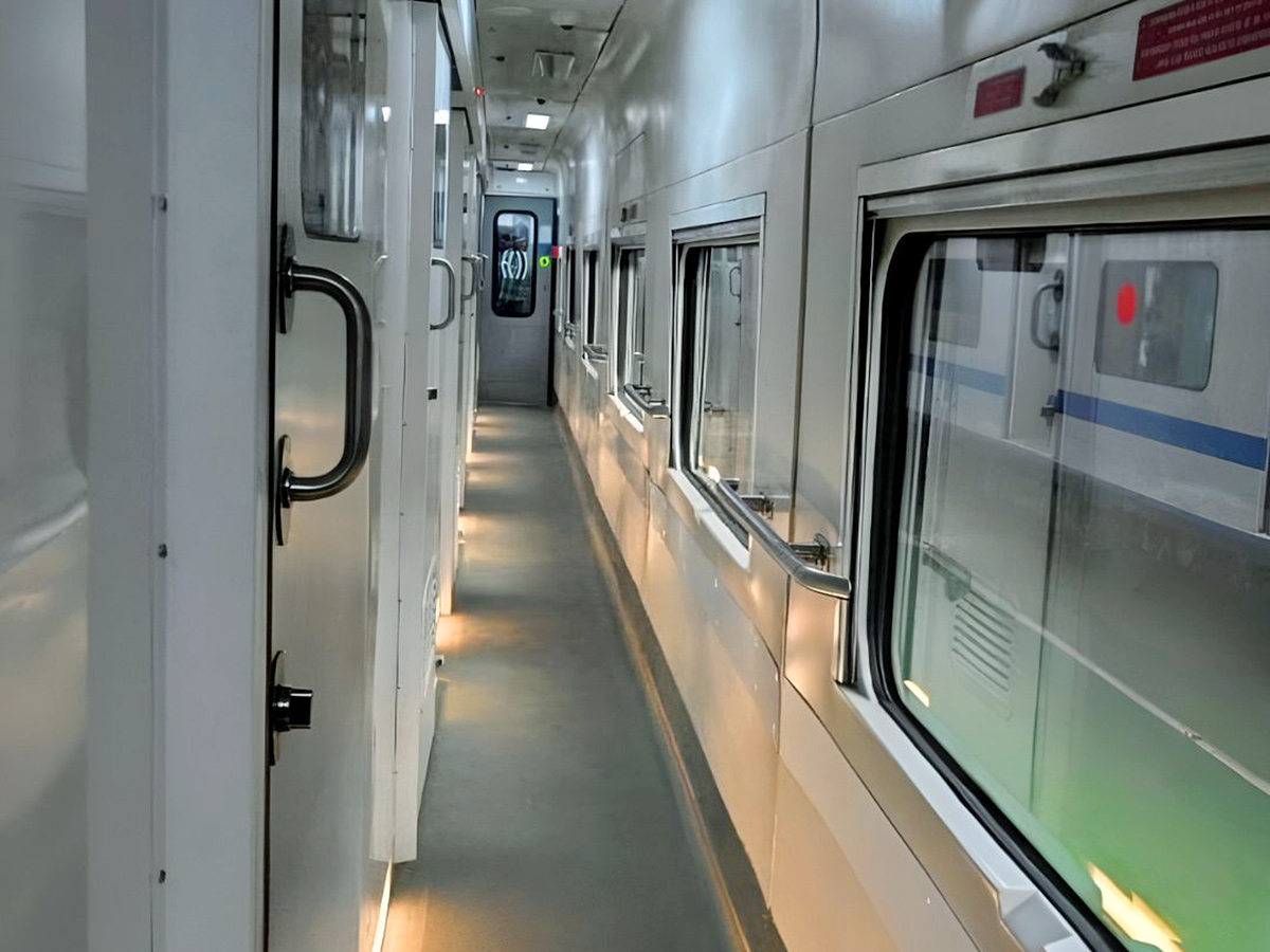 vande_20bharat_20express_20train_20sleeper_20coach_20hd_20photos__20_2816_29.jpg 16