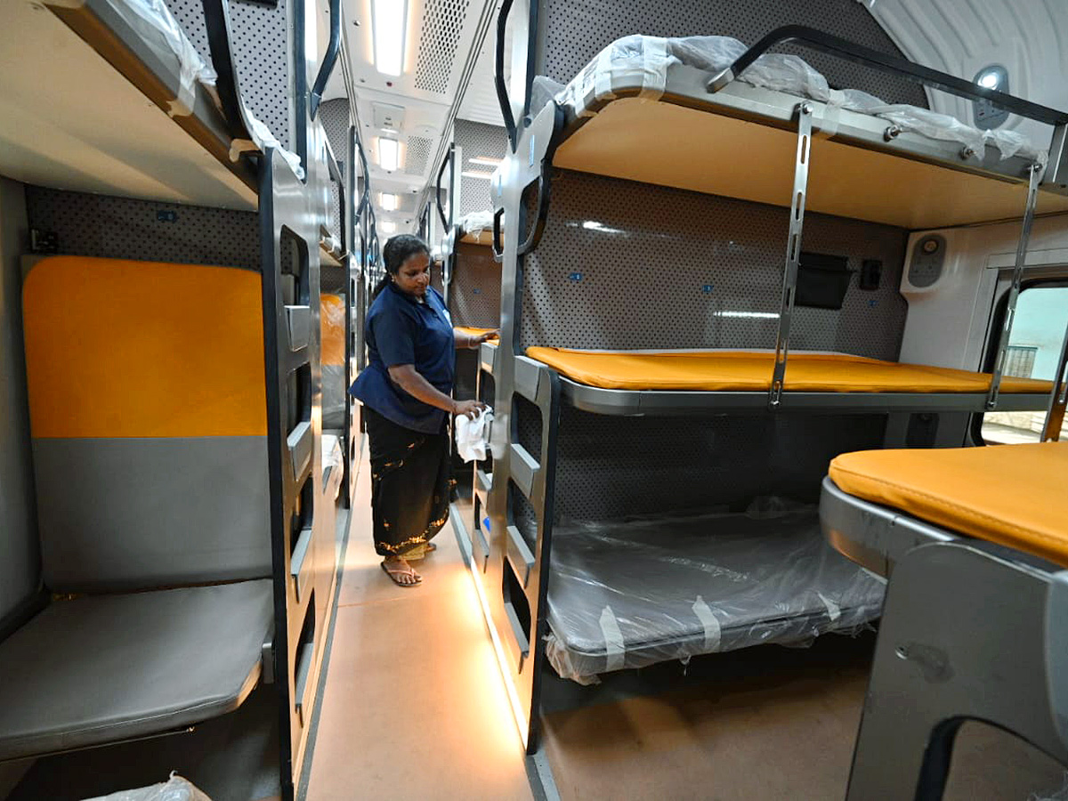 vande_20bharat_20express_20train_20sleeper_20coach_20hd_20photos__20_289_29.jpg 9