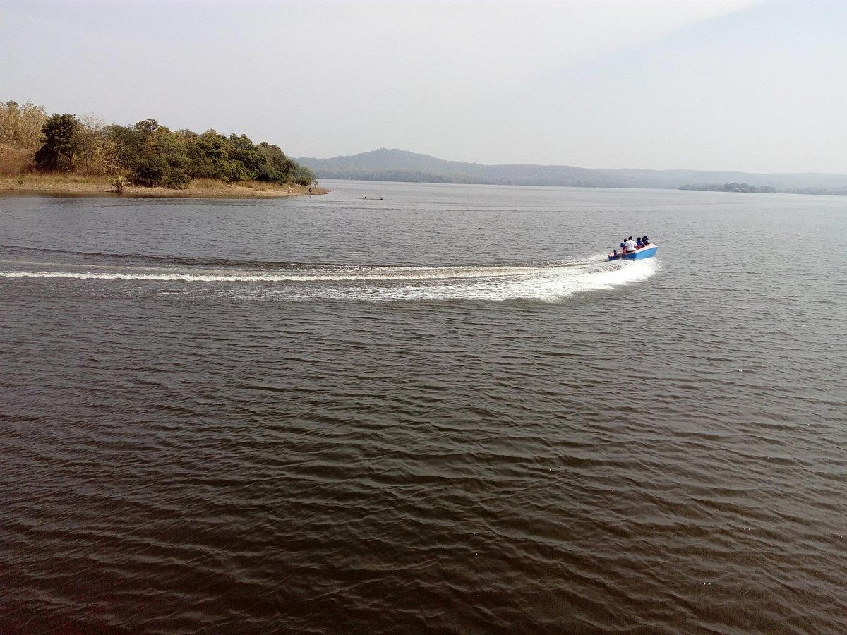 Laknavaram_20Lake_20is_20a_20lake_20in_20Govindaraopet_20mandal_20in_20Mulugu_20district__20_283_29.jpg 3