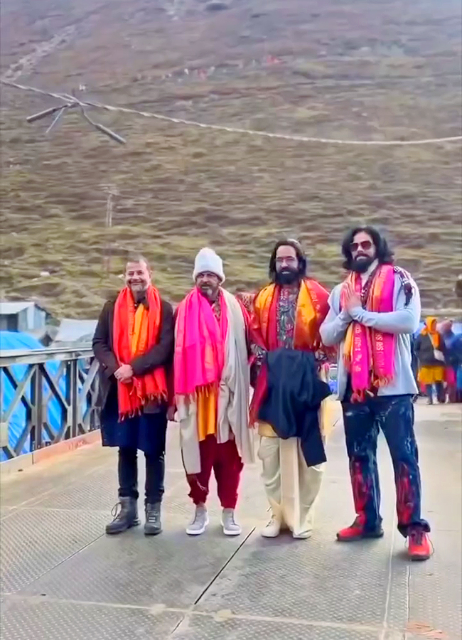 Manchu_20Vishnu_20and_20Manchu_20Mohan_20Babu_20Visuals_20at_20Kedarnath__20_2821_29.jpg 21